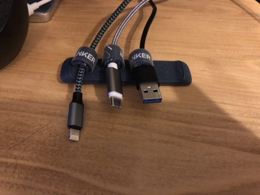 ケーブルホルダー | Anker